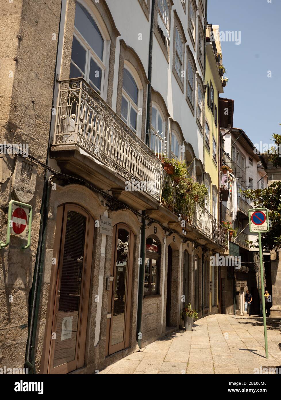 Schmale Straße von Largo al de Carvalho mit hohen Reihenhäusern und Gebäuden im historischen Stadtzentrum von Guimaraes Nord Portugal Europa Stockfoto