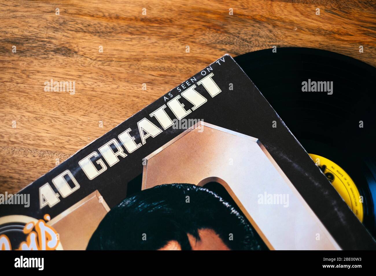 Eine gut gebrauchte Vinyl-Platte von Elvis Presleys Greatest Hits Stockfoto