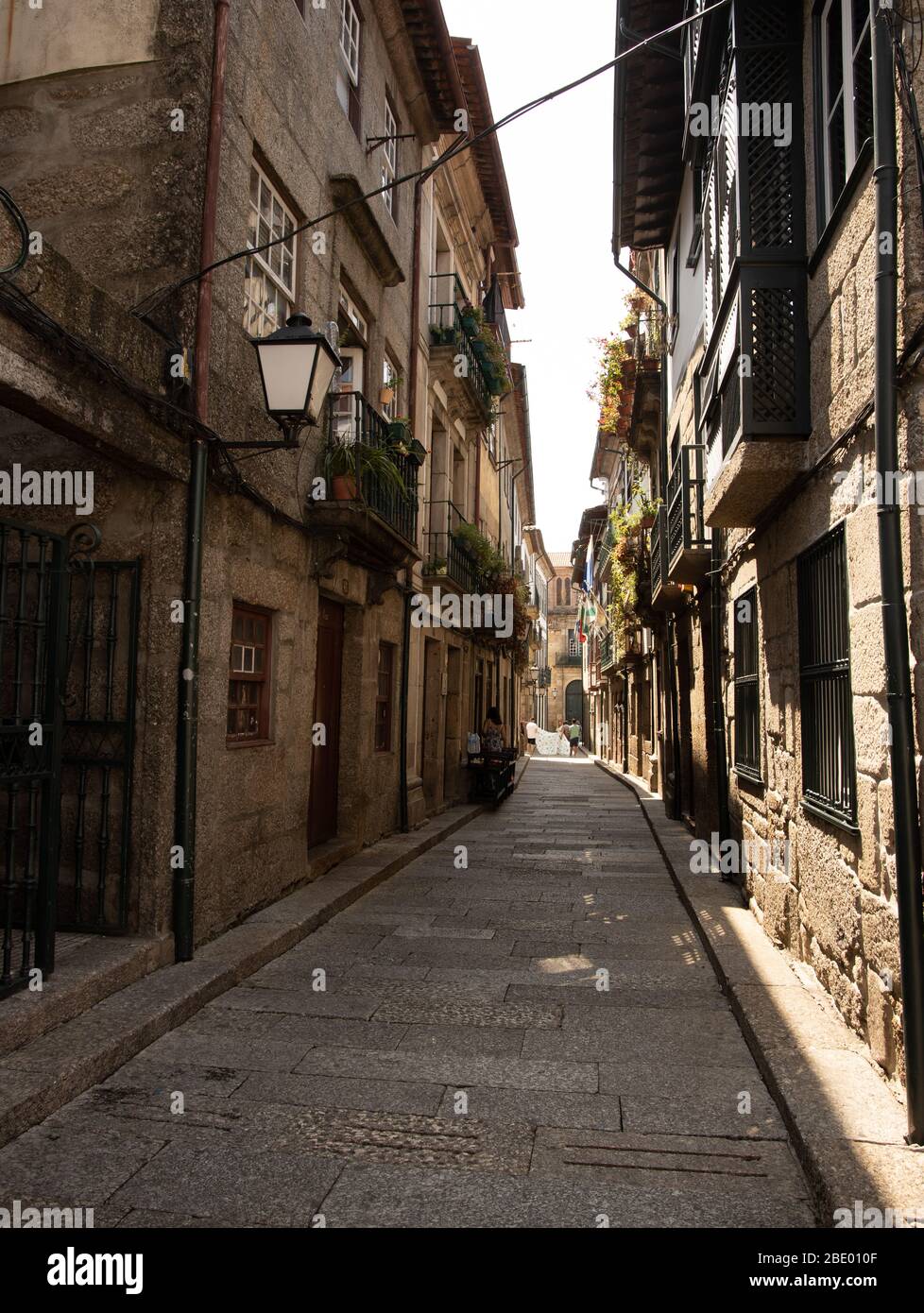 Schmale Straße mit hohen mittelalterlichen Reihenhäusern im historischen Stadtzentrum von Guimaraes Nord-Portugal Europa Stockfoto