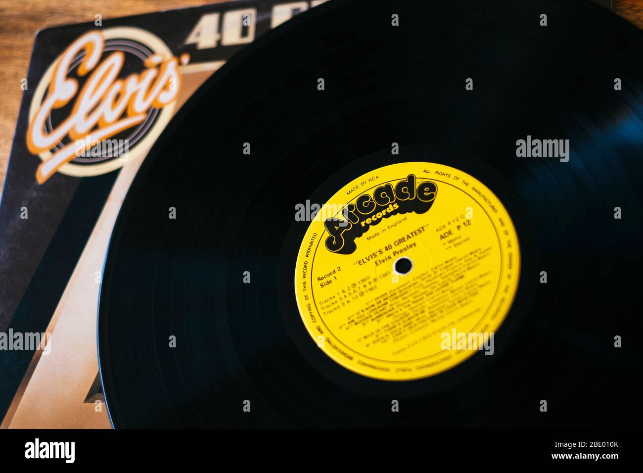 Eine gut gebrauchte Vinyl-Platte von Elvis Presleys Greatest Hits Stockfoto