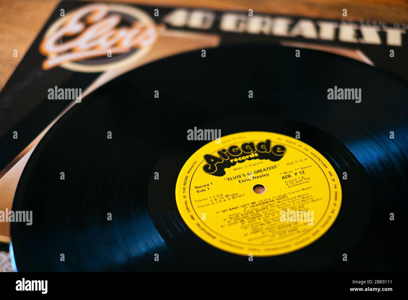 Eine gut gebrauchte Vinyl-Platte von Elvis Presleys Greatest Hits Stockfoto