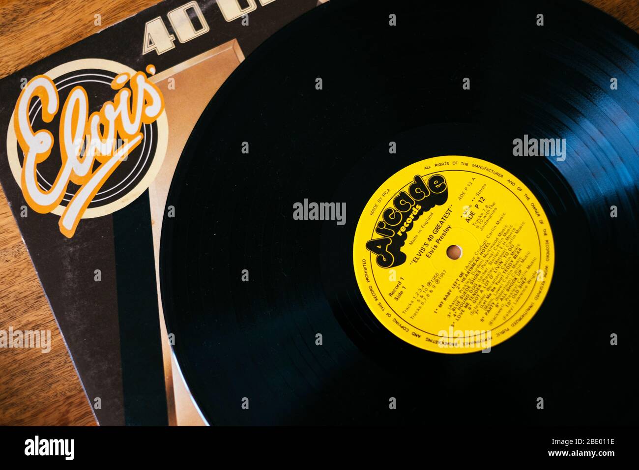 Eine gut gebrauchte Vinyl-Platte von Elvis Presleys Greatest Hits Stockfoto