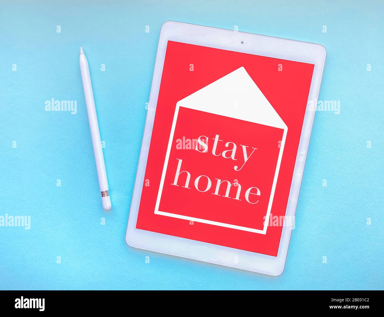 Die Worte bleiben auf dem Tablet-Bildschirm zu Hause, das Konzept der Quarantäne zu Hause als vorbeugende Maßnahme gegen die Ausbreitung der Coronovirus-Krankheit. Stockfoto