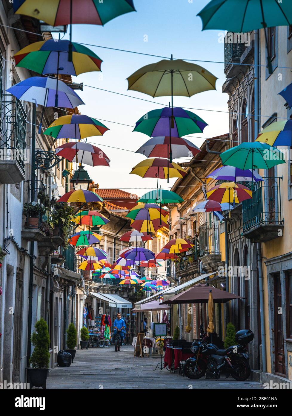 Farbige Sonnenschirme hängen in der engen Straße von Viana do Castelo Nord Portugal Stockfoto