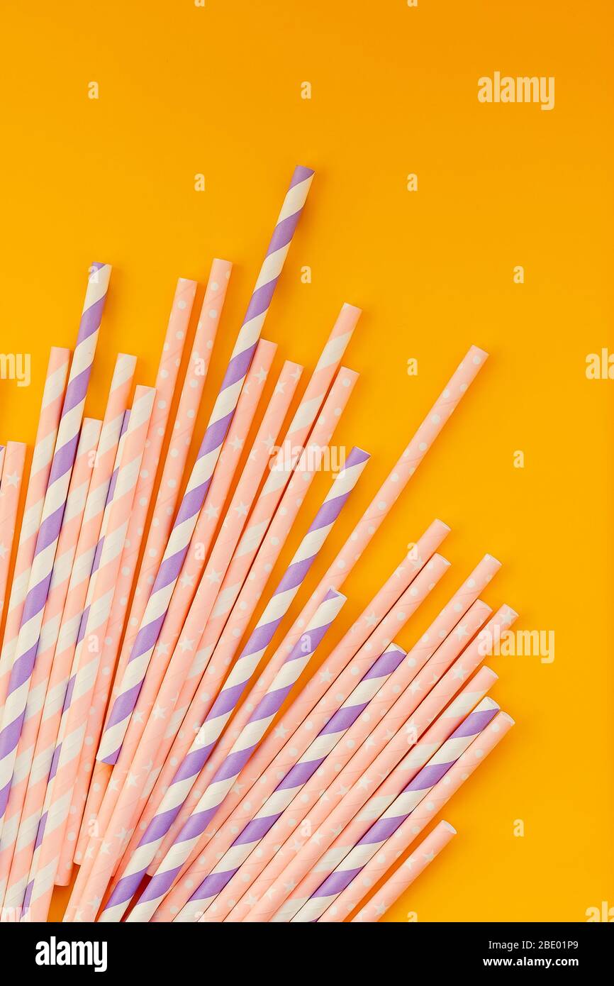 Trinkpapier bunte Strohhalme für wiederverwendbar und reduzieren den Einsatz von Kunststoff-Stroh. Weniger Plastikmüll in der Umwelt. Biologisch abbaubares umweltfreundliches Papier Stockfoto
