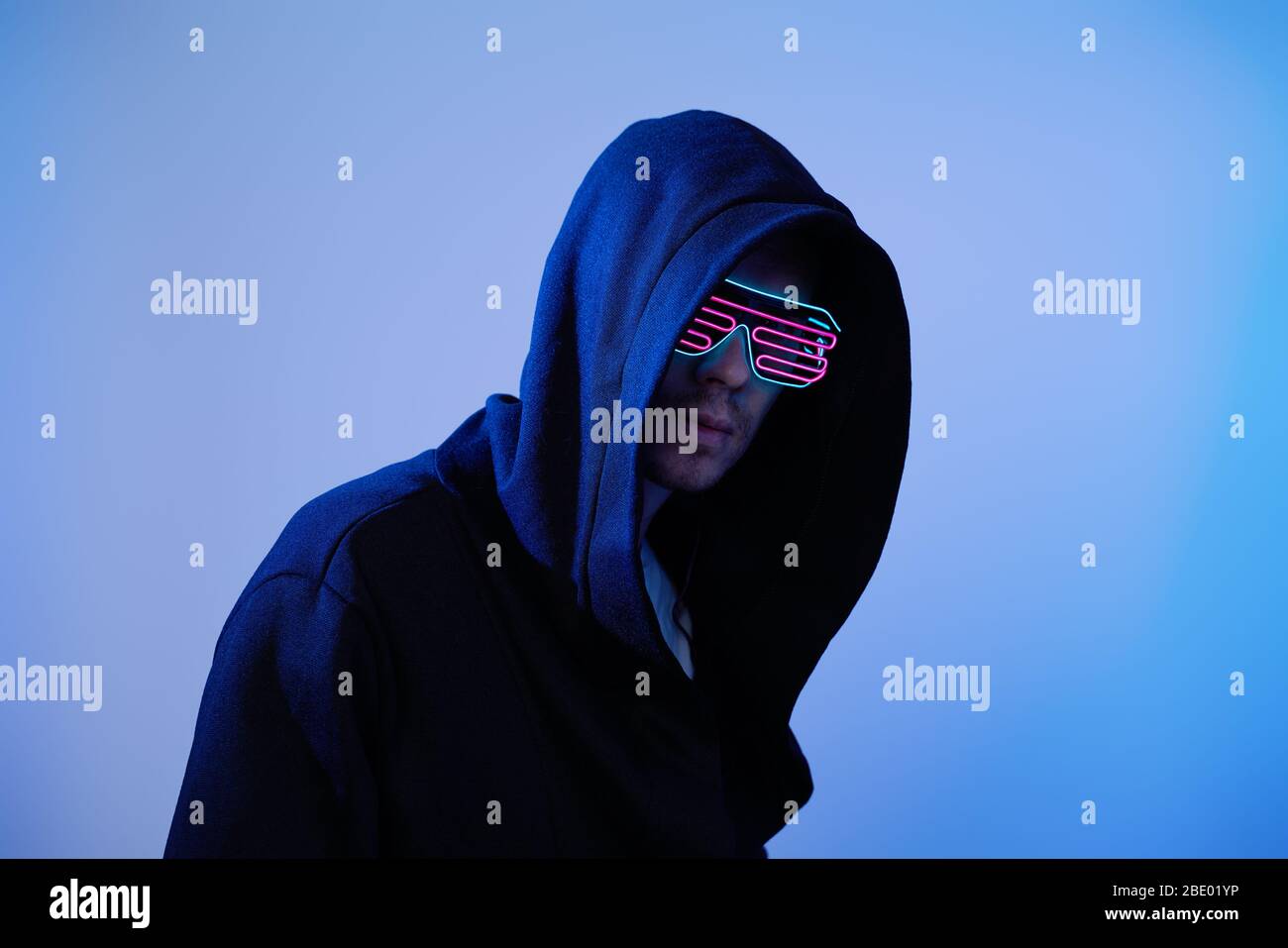 Mann in der Haube und Cyber-Brille. Spielfigur. Konzept der virtuellen Realität, Cyber-Spiele und Science Fiction. Stockfoto