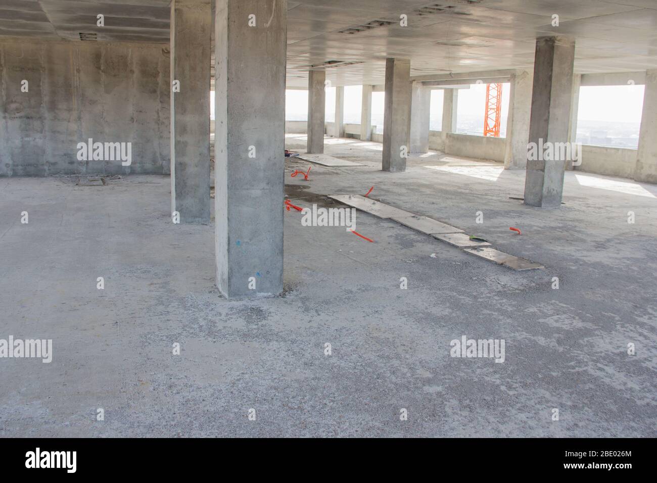 Betonsäulen auf dem Boden eines Gebäudes im Bau. Baustelle Betonkonstruktion. Stockfoto