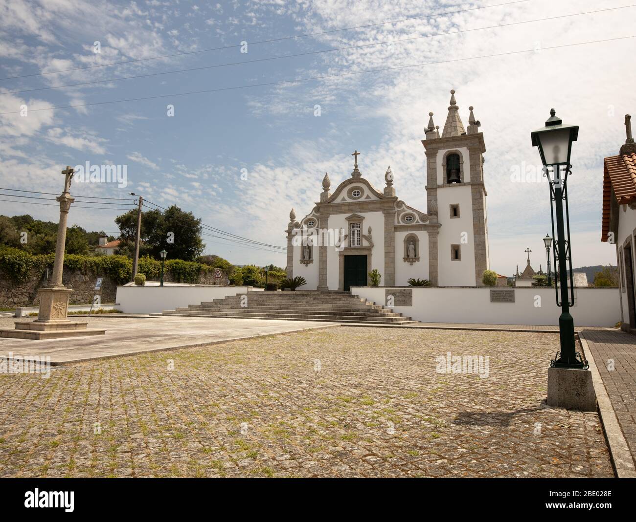 Weiße Grand Stein Freixieiro de Soutelo katholische Kirche in der Nähe von Viana do Castelo, Portugal. Stockfoto