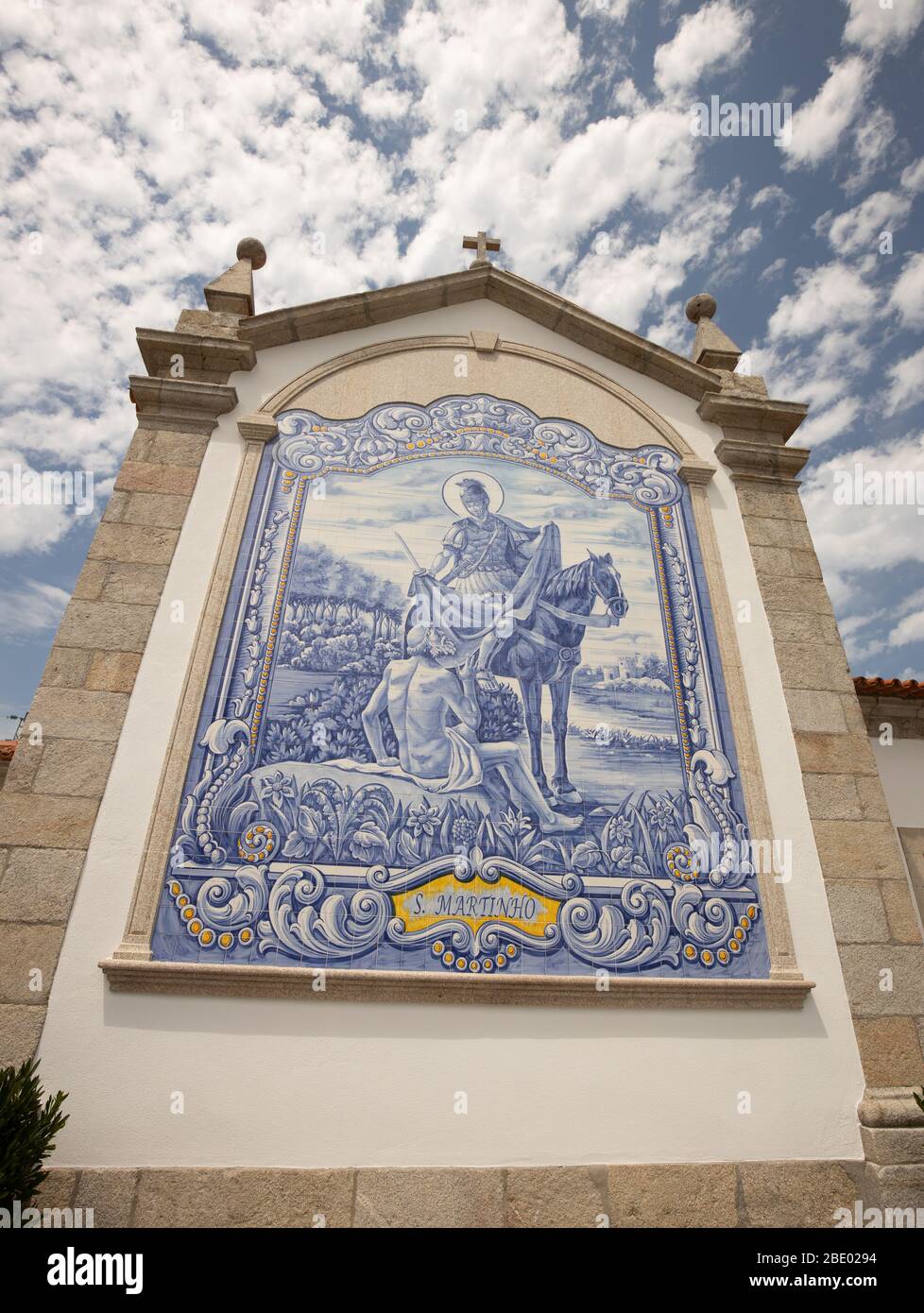 Saint Martinho in detailreichen blauen Azulejo-Fliesen an der Giebelwand der Kirche Freixieiro de Soutelo aus dem Jahr 1258 in Viana do Castelo, Portugal. Stockfoto