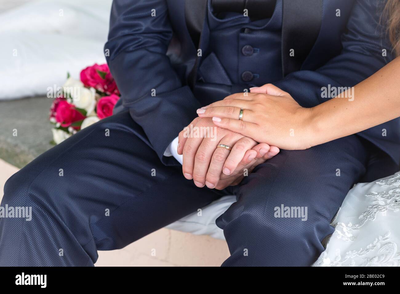 Frisch vermählte Paar Hände mit Eheringen, Detail. Stockfoto