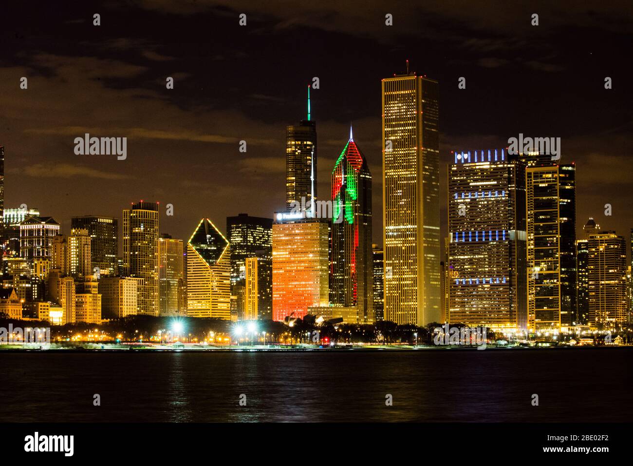 Stadtbild mit beleuchteten Turmblöcken, Chicago, Illinois, USA Stockfoto