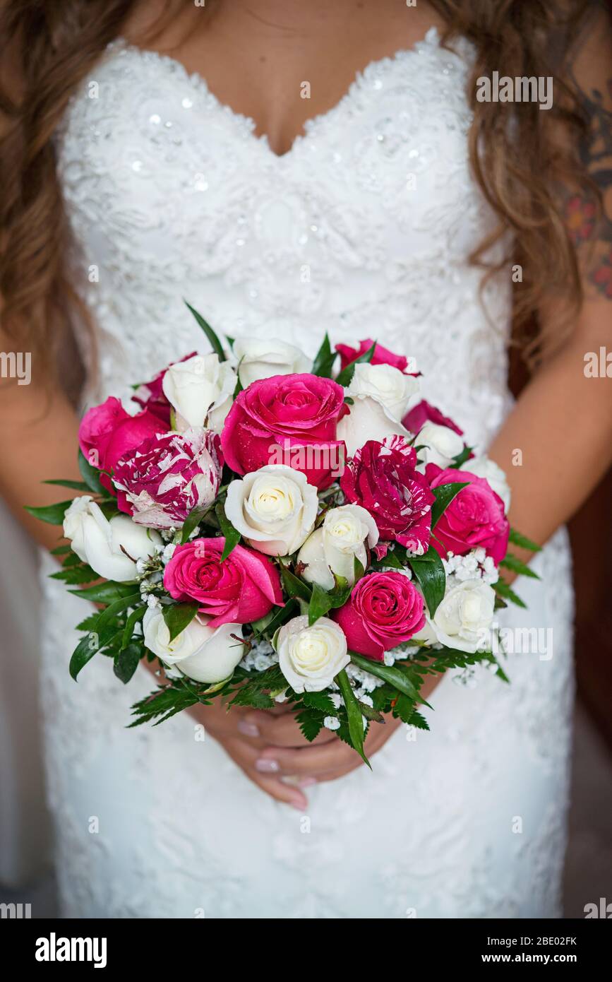 Hochzeit Rosen Bouquet in der Braut Hände, aus nächster Nähe. Stockfoto