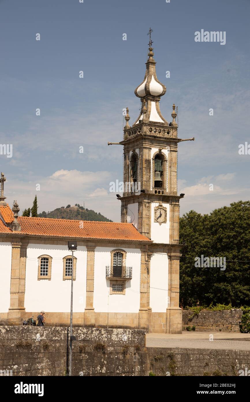 Panoramasicht auf die weiße hübsche Kirche Igreja de Santo António Ponte de Lima Nord Portugal Stockfoto