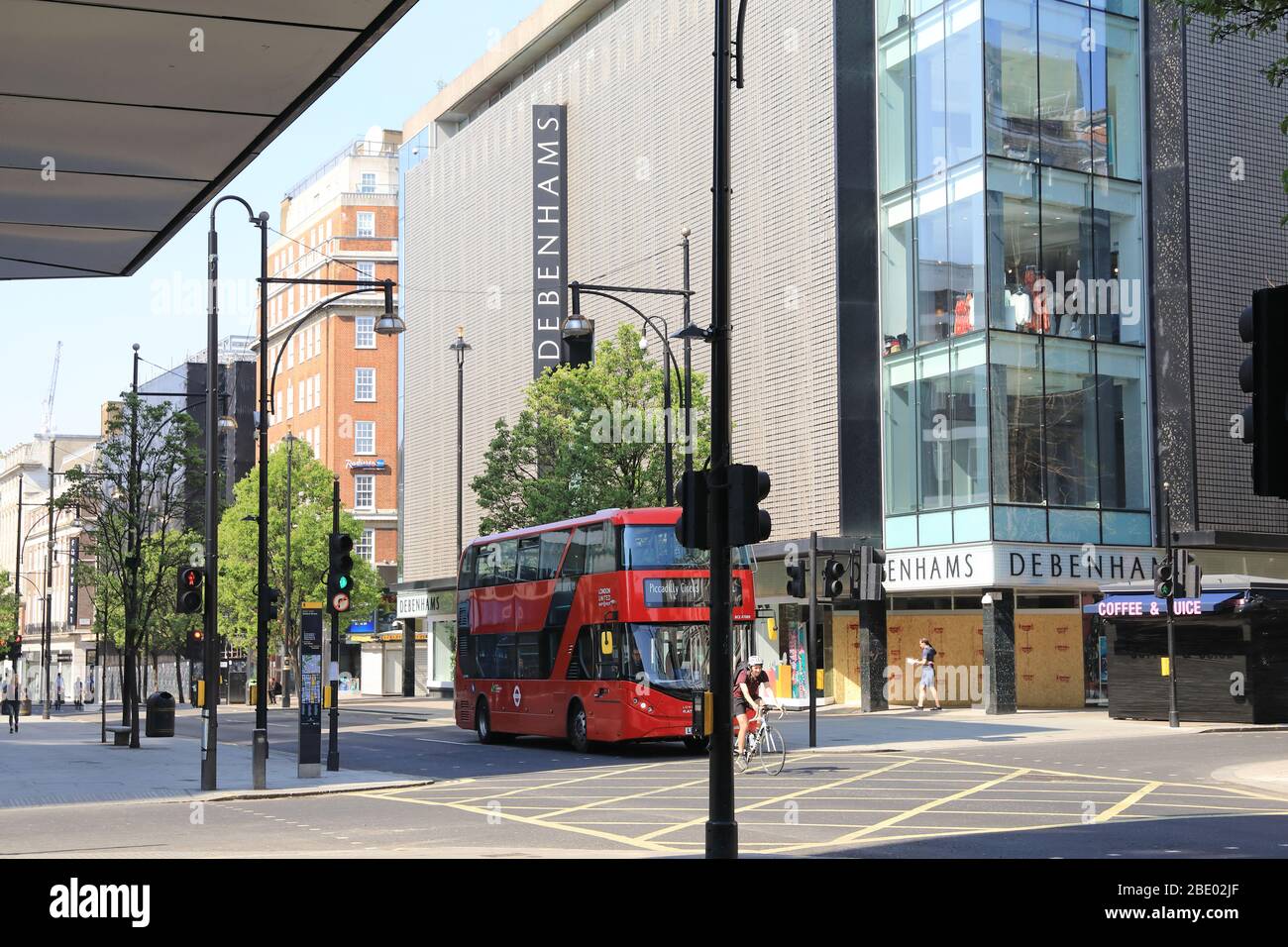 Debenhams geht in die Verwaltung, um während der Pandemie des Coronavirus über Wasser zu bleiben, hier ging das Flagship-Kaufhaus an der Oxford Street im Londoner West End, Großbritannien, an Bord Stockfoto