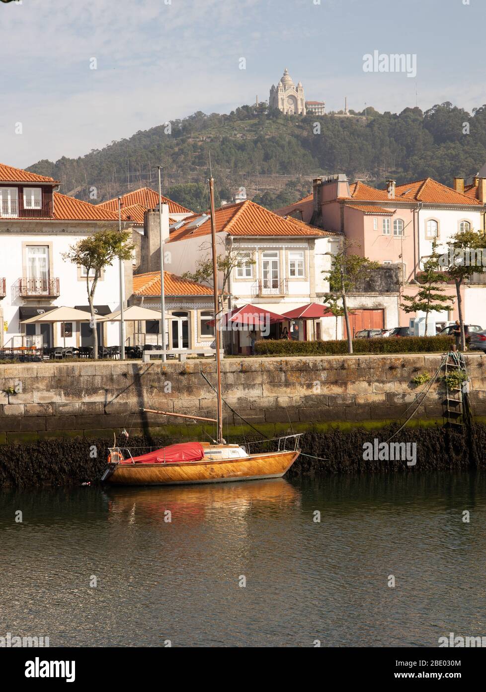 Blick mit Holzyacht auf Rio Lima und Häuser in Viana do Castelo mit dem Santuario de Santa Luzia hoch über der Stadt Nordportugal Stockfoto