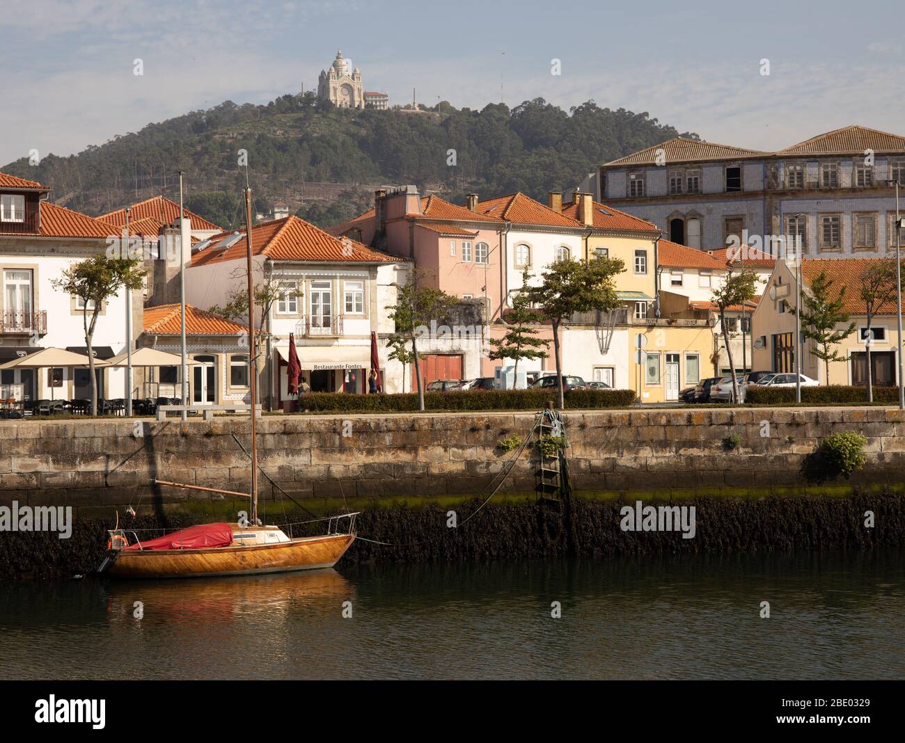 Blick mit Holzyacht auf Rio Lima und Häuser in Viana do Castelo mit dem Santuario de Santa Luzia hoch über der Stadt Nordportugal Stockfoto