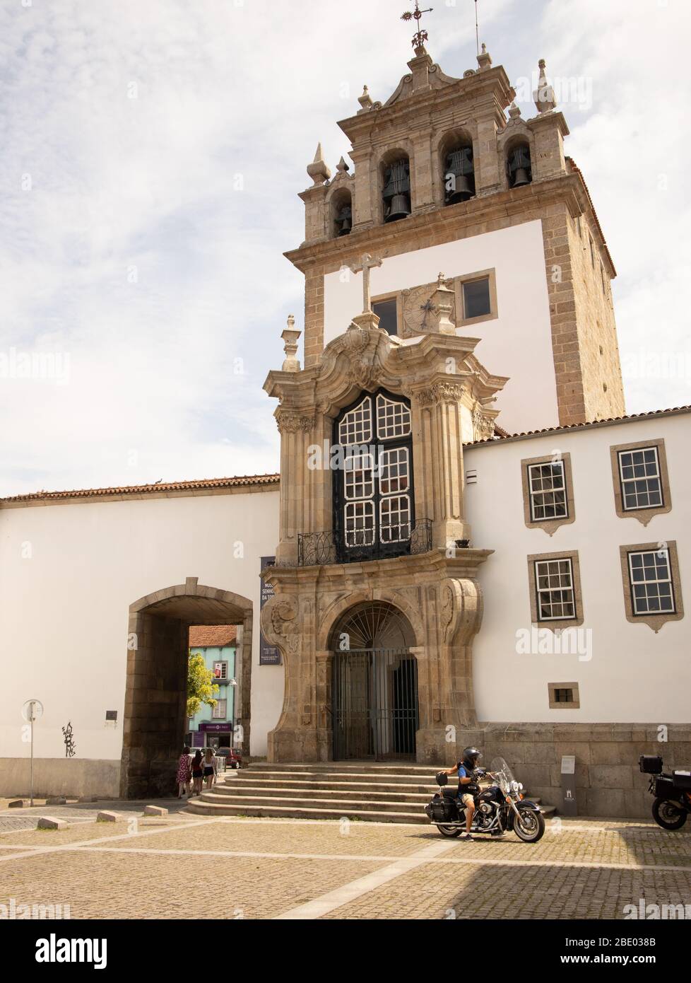 Motorrad in Platz neben der Kapelle Nossa Sehora da Torre und Verteidigungsturm Braga Portugal Stockfoto