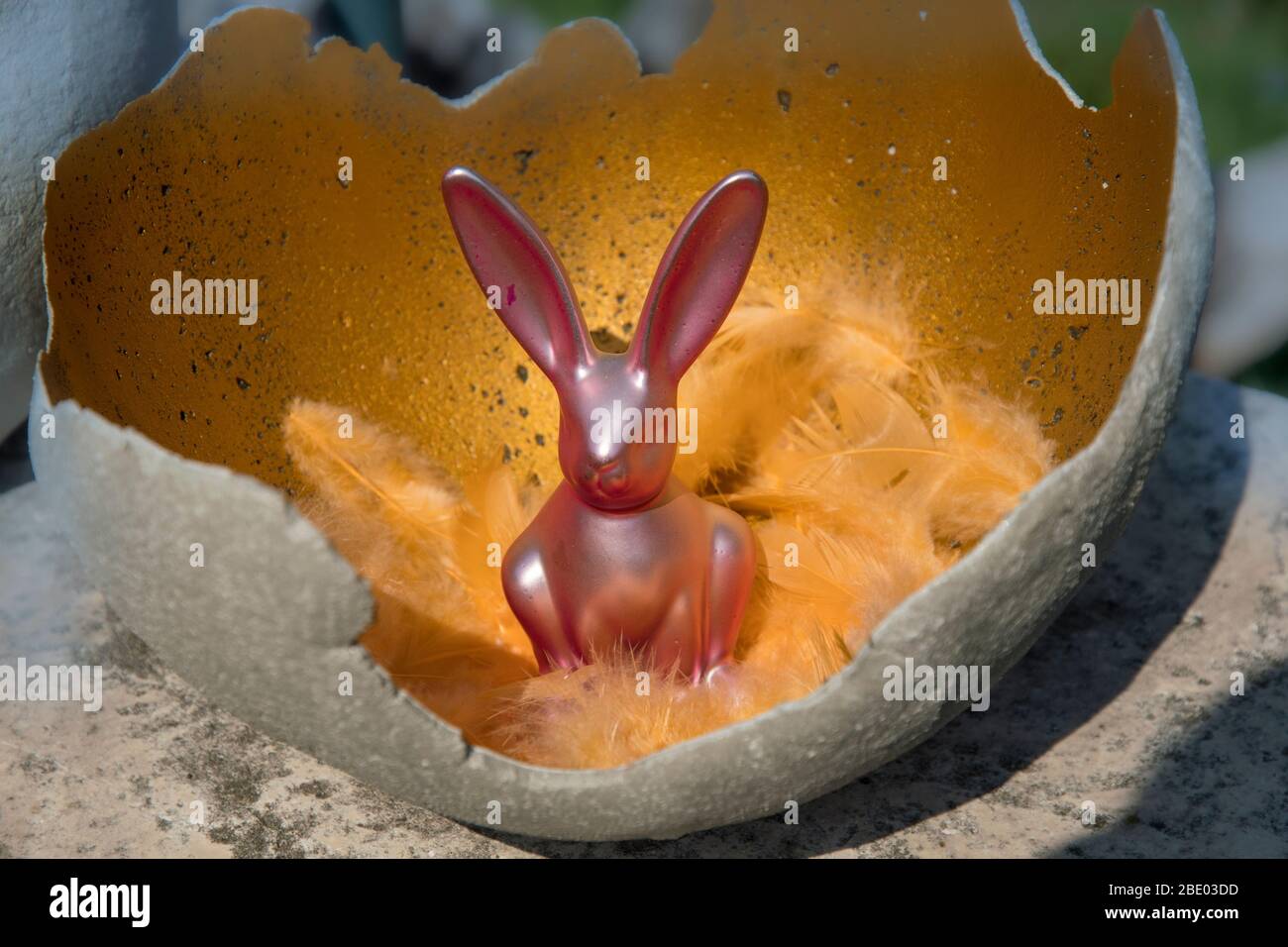 Roter osterhasen in einem zerrissenen Ei Stockfoto
