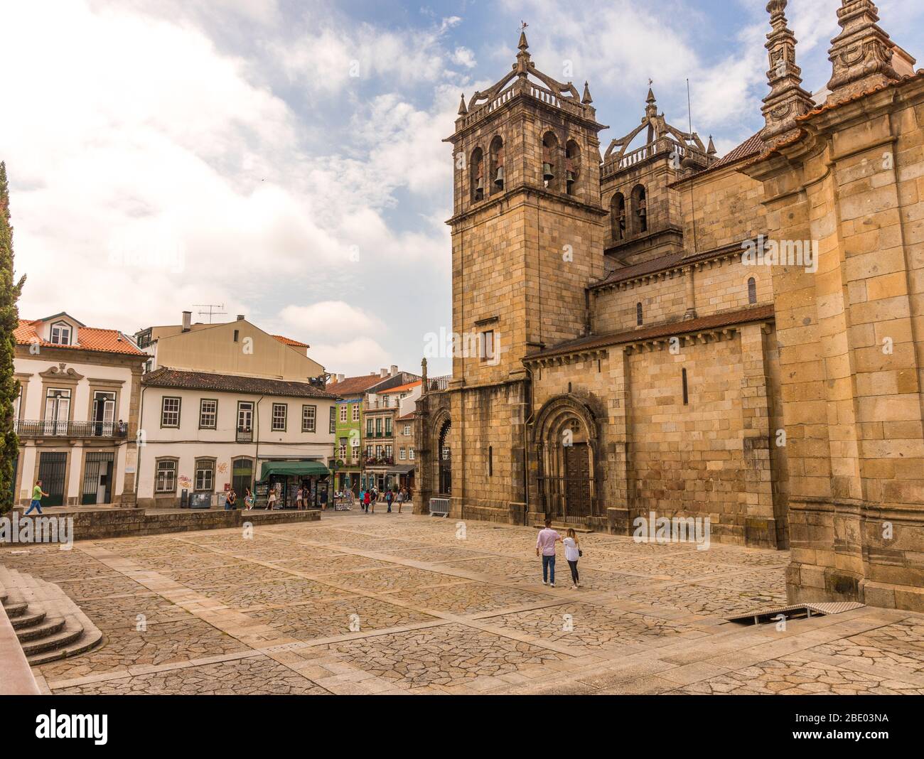 Blick auf die Straße auf den Platz neben der Kathedrale von Braga Sé de Braga römisch-katholische Kirche, Braga, Minho, Portugal Stockfoto