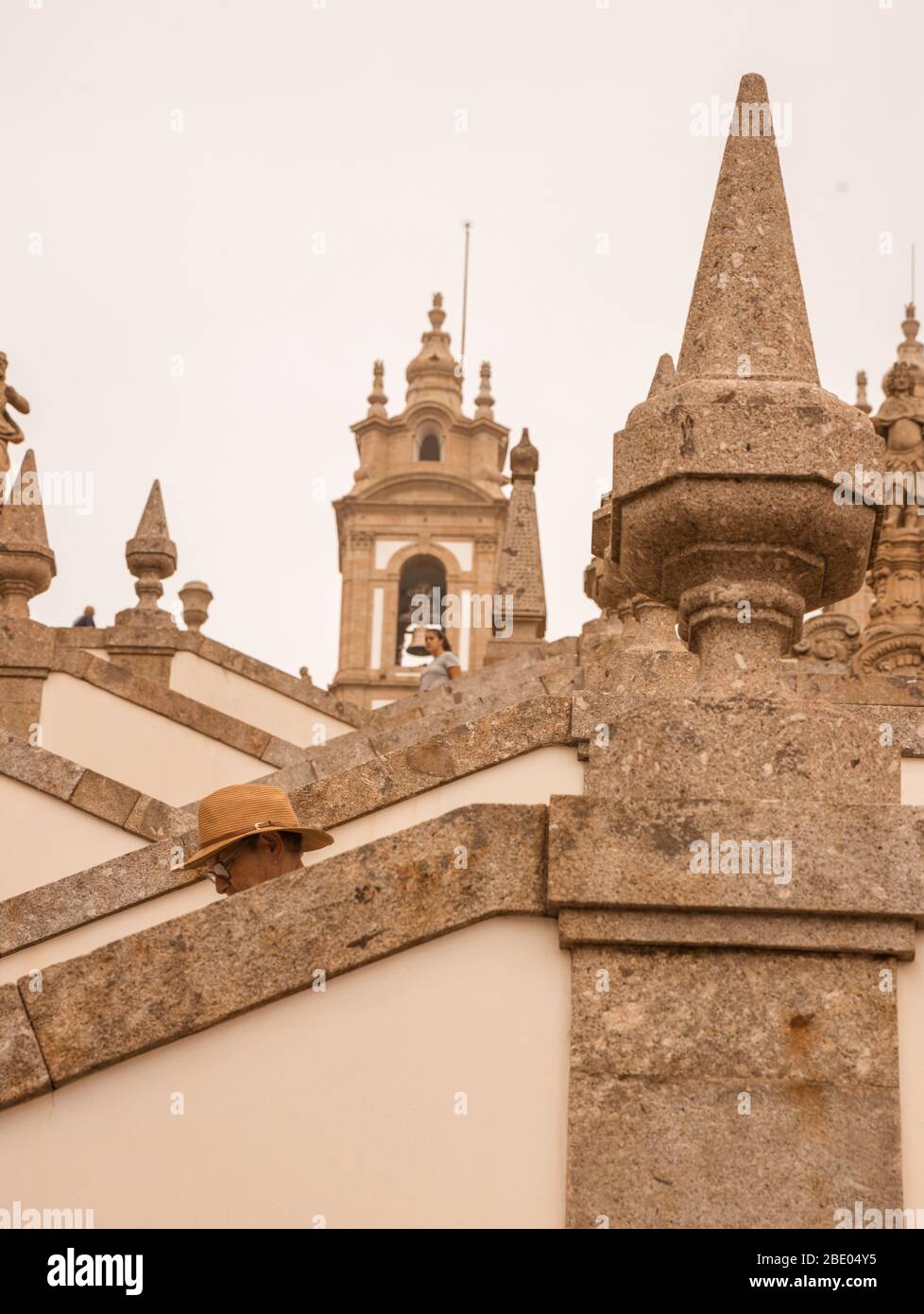 Oben auf einem Kopf mit nur Hut zeigt die Treppe hinunter Bom Jesus do Monte ist ein portugiesisches Heiligtum Tenões, Braga, Portugal. Stockfoto