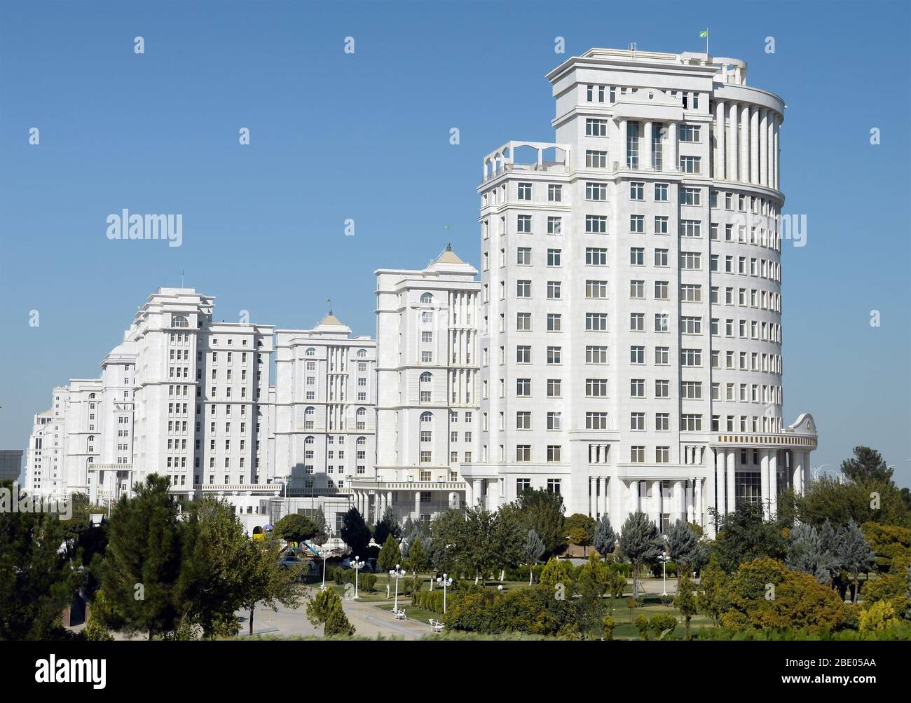 Mehrere luxuriöse Wohngebäude mit weißem Marmor in Aschgabat, Turkmenistan in Zentralasien. Leere weiße Marmorgebäude. Stockfoto