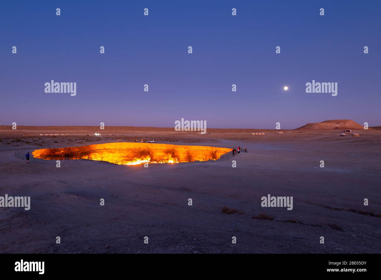 Darvaza Gas Krater in Derweze, Turkmenistan, Teil der Karakum Wüste während der Dämmerung. Auch bekannt als Darwaza Tore zur Hölle oder Tür zur Hölle. Stockfoto