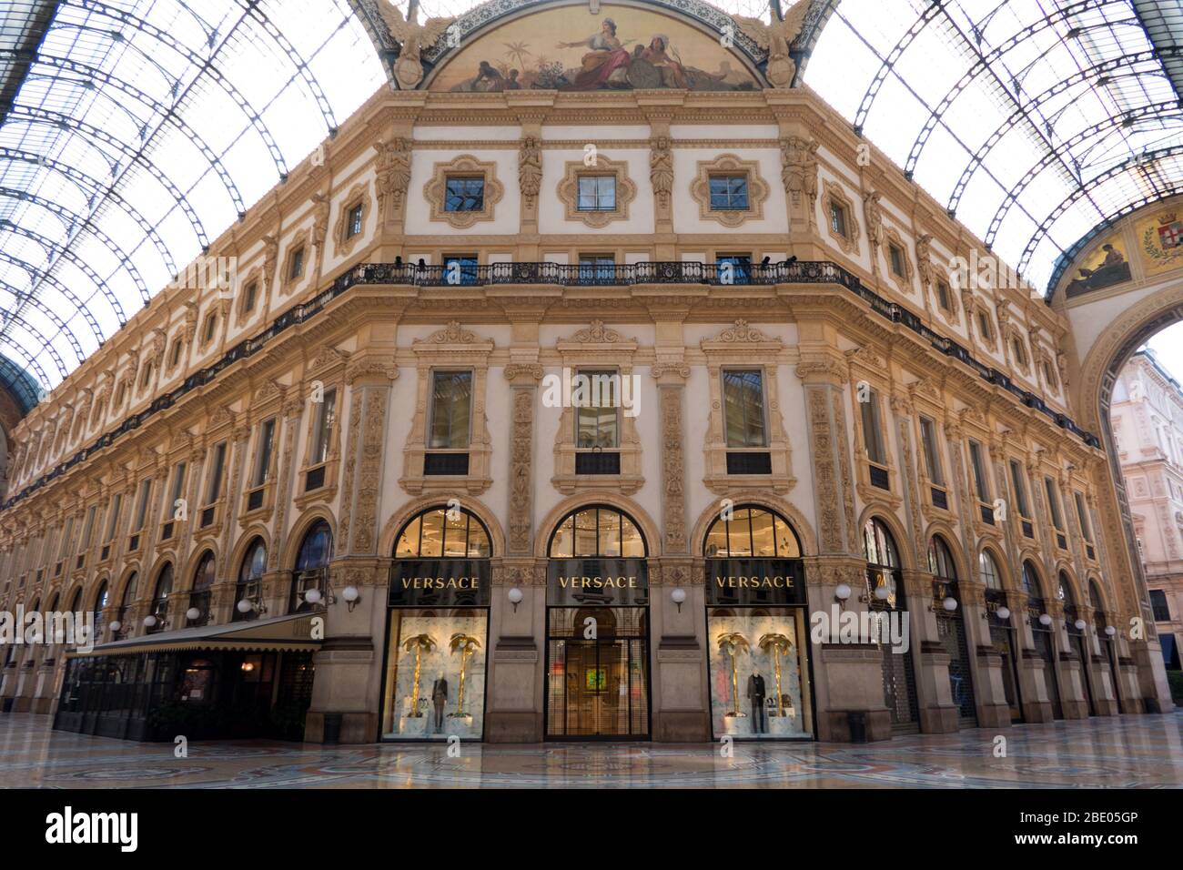 Verlassene Sehenswürdigkeit und Denkmal: Galleria Vittorio Emanuele II in Mailand, Italien während der COVID-19 Pandemie mit Versace Modehaus. Das tägliche Leben in Mailand Stockfoto