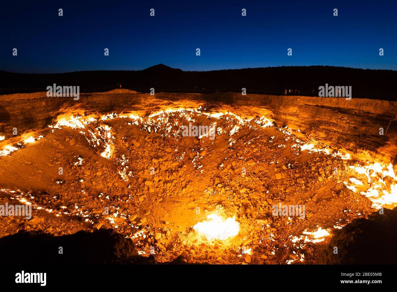 Darvaza Gas Krater in Turkmenistan. Flammen als Folge einer ununterbrochen Erdgasverbrennung. Auch bekannt als Darwaza Tore zur Hölle, Tür zur Hölle oder Feuerkrater. Stockfoto