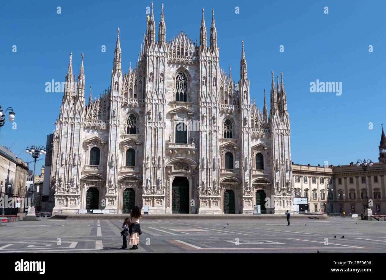 Blick auf eine verlassene Piazza Duomo in Mailand, Italien während COVID-19 Ausbruch mit Mutter und Tochter fotografieren. Mailand, italienische Stadt und Coronavirus Stockfoto