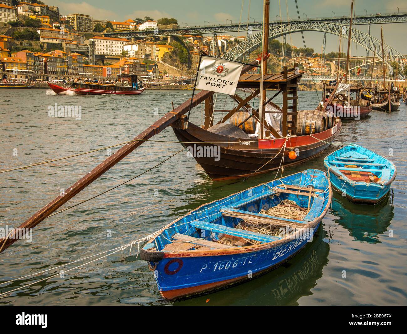 Aussicht und Boote auf Fluss Douro Cais de Gaia, Porto Portugal Stockfoto