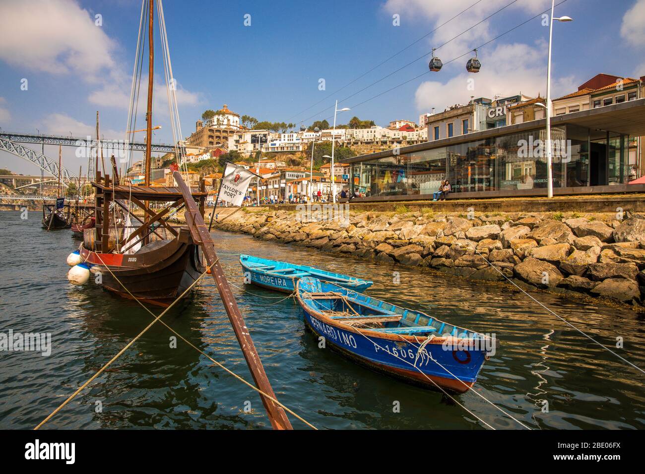 Aussicht und Boote auf Fluss Douro Cais de Gaia, Porto Portugal Stockfoto