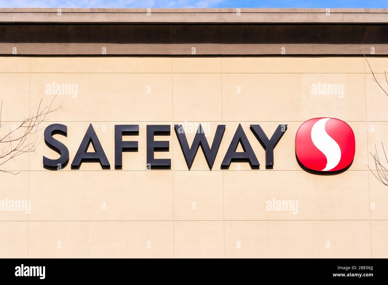 Jan 24, 2020 Mountain View / CA / USA - Nahaufnahme des Safeway-Schildes an der Fassade eines lokalen Stores; Safeway ist eine amerikanische Supermarktkette Stockfoto