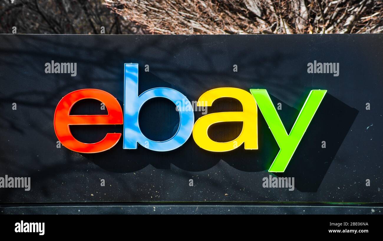 Januar 2020 San Jose/CA/USA - Ebay-Logo an ihrem Hauptsitz im Silicon Valley; eBay Inc. Ist ein US-amerikanischer multinationaler E-Commerce-Corp Stockfoto