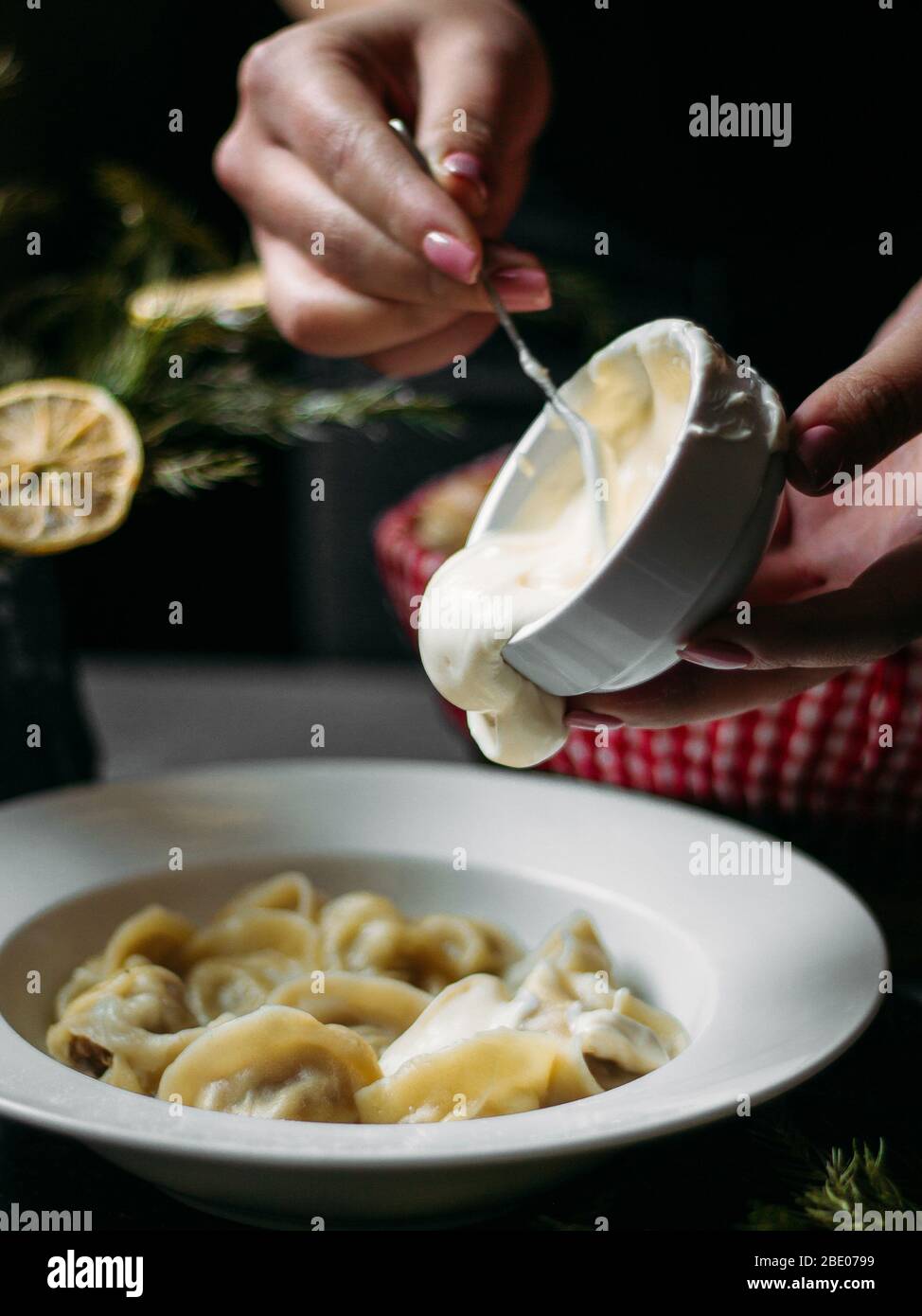 Knödel mit saurer Sahne überstumpf Stockfoto