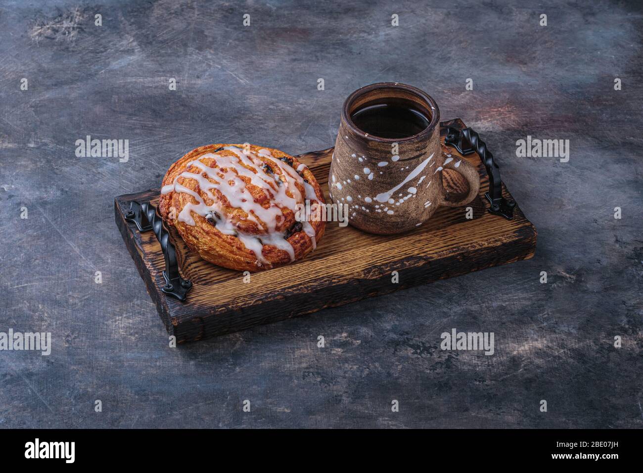 Süßes Gebäck mit einer Tasse Kaffee auf Holzbrett. Stockfoto