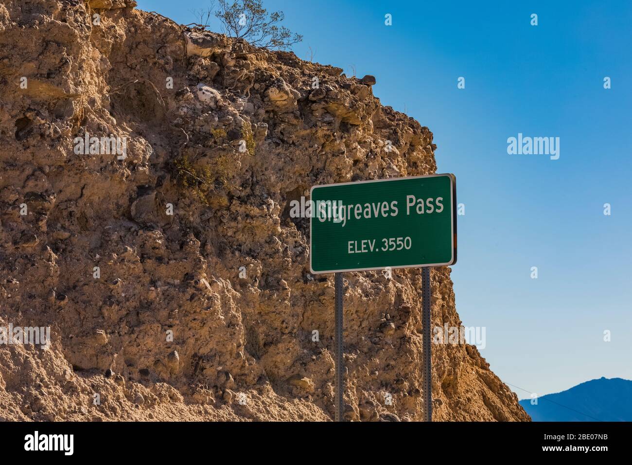 Sitgreaves Pass Schild in der Nähe von Oatman entlang der historischen Route 66 in Arizona, USA Stockfoto