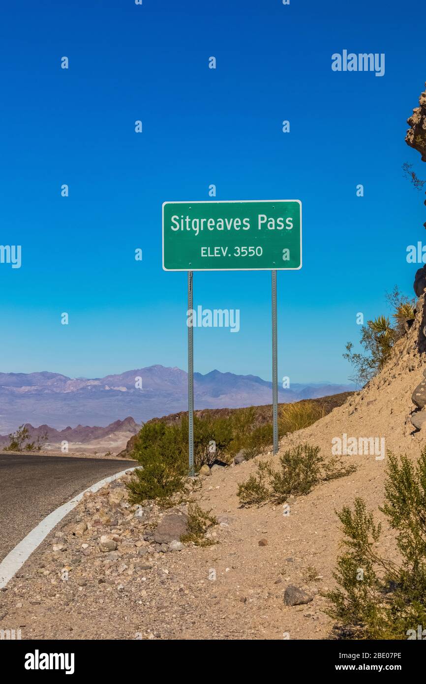 Sitgreaves Pass Schild in der Nähe von Oatman entlang der historischen Route 66 in Arizona, USA Stockfoto