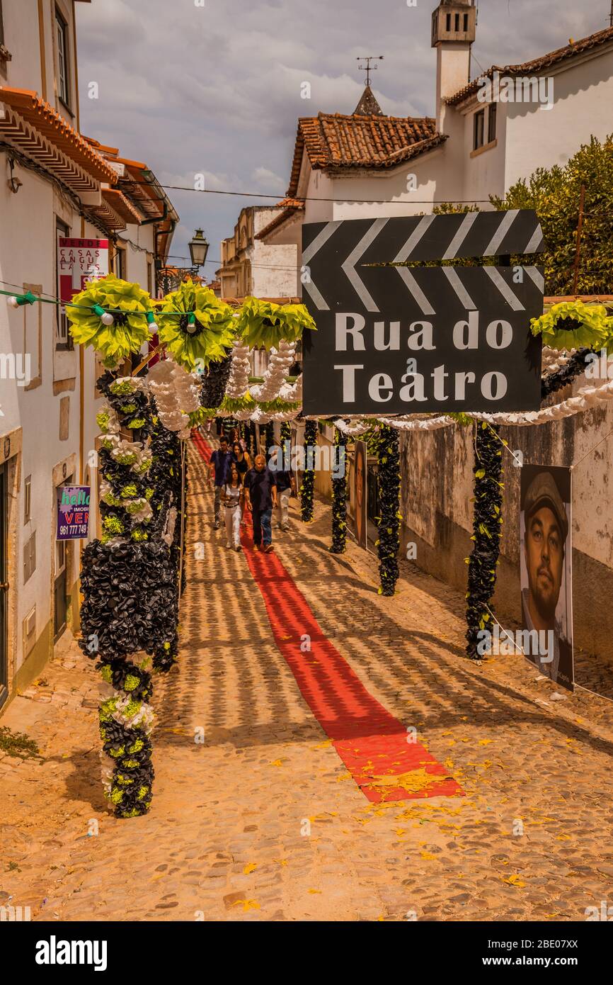 Rue de teatro Schild in dekorierten Straße in Tomar, Portugal. Tomar beherbergt das traditionelle Festa dos Tabuleiros (Festival der Schächte). Portugal Stockfoto