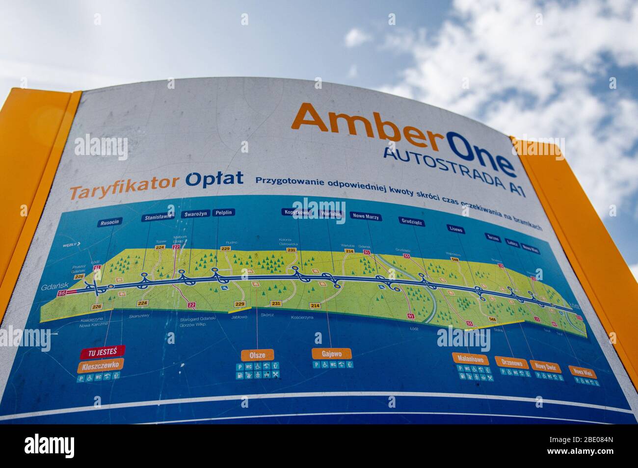 Kleszczewko, Polen. April 2020. Ein Blick auf das Amber One Logo (Autostrada A1) am Ort der Dienstleistung für Reisende in Kleszczewko. Kredit: Mateusz Slodkowski/SOPA Images/ZUMA Wire/Alamy Live News Stockfoto