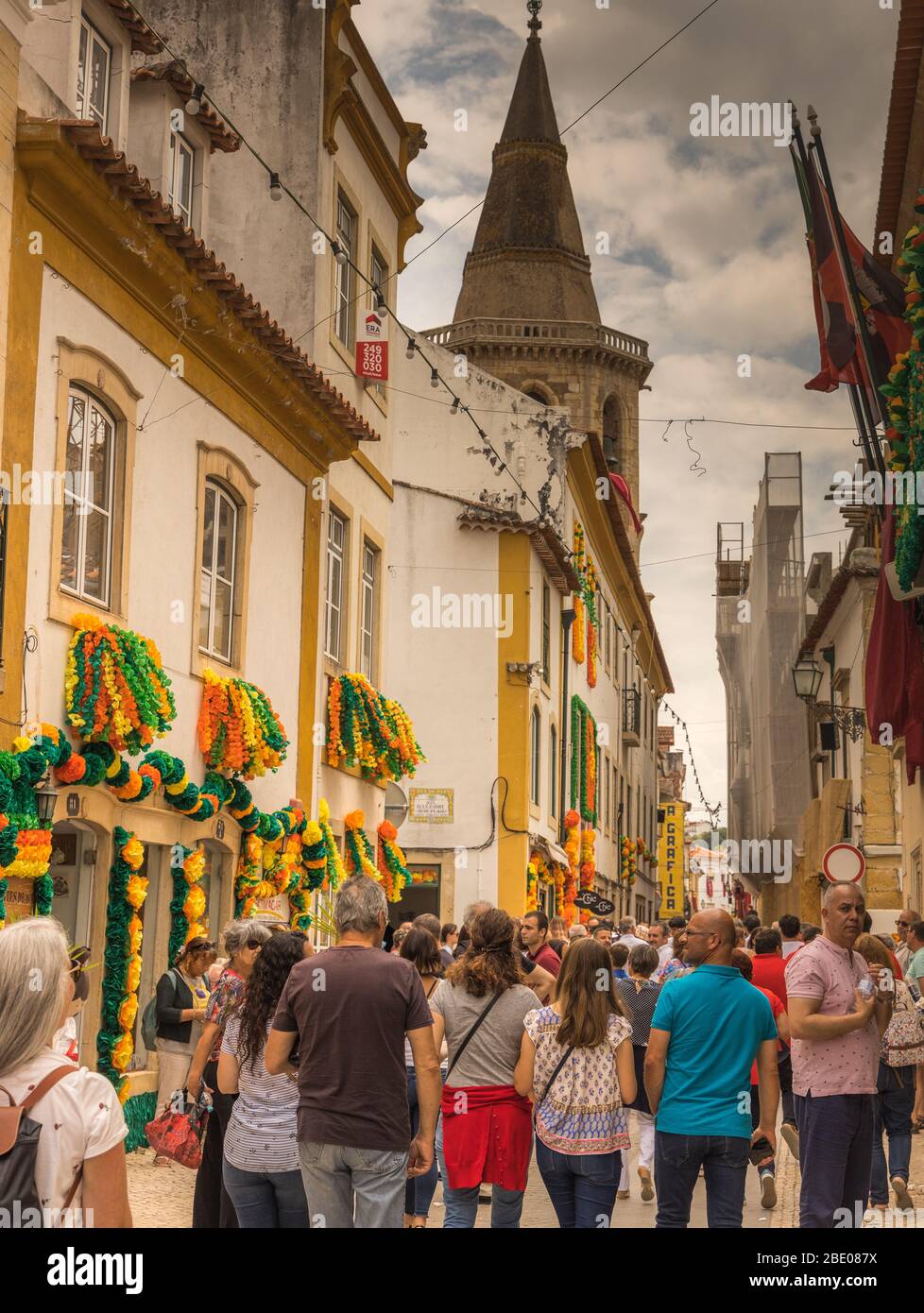 Menschenmassen und geschmückte Gebäude in Tomar während des traditionellen Festa dos Tabuleiros (Festival der Trays). Portugal Stockfoto