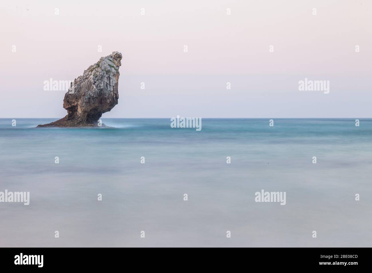 Der schöne Strand von Buelna in Llanes, Asturien. Spanien Stockfoto