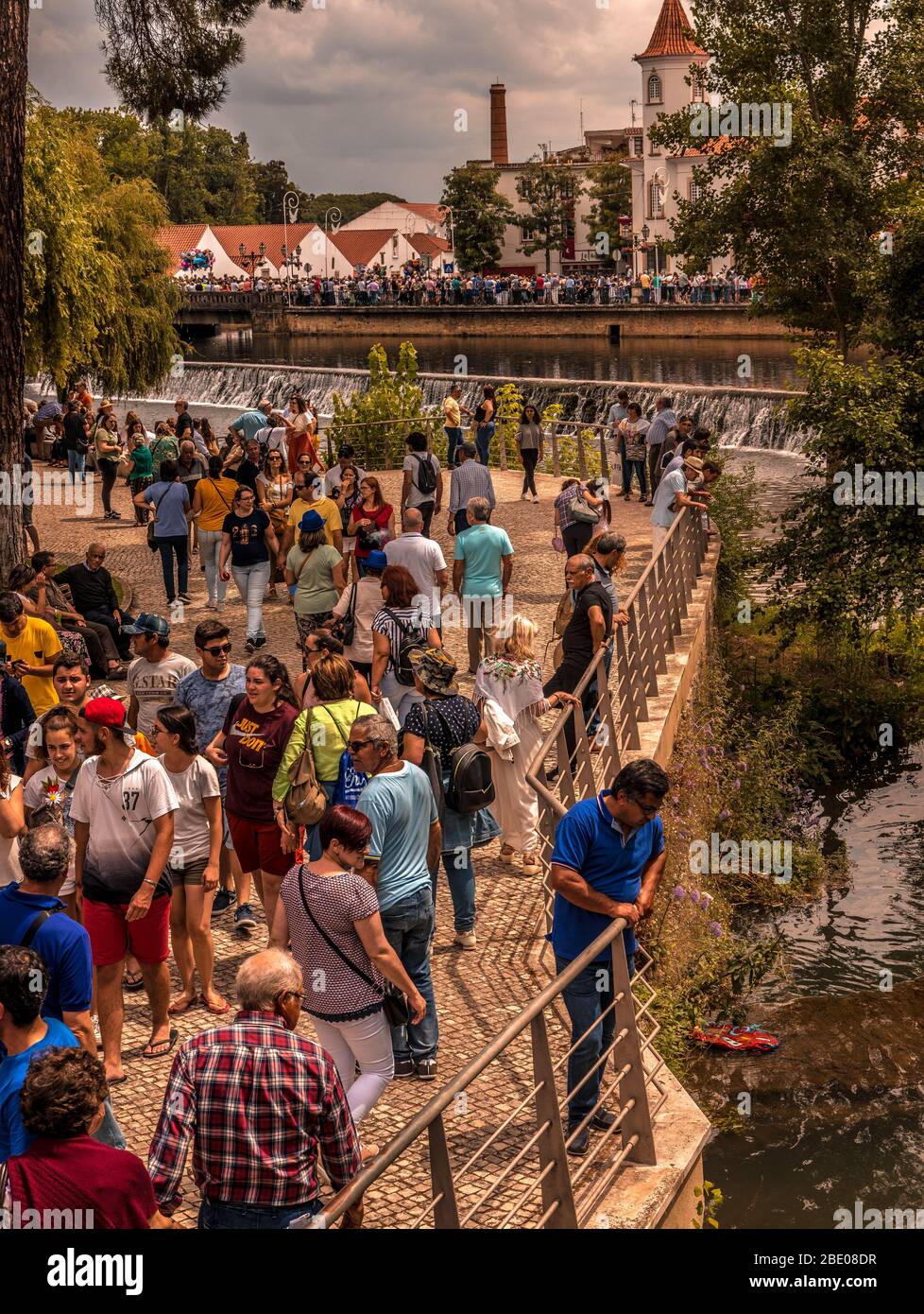 Menschenmassen in Tomar während des traditionellen Festa dos Tabuleiros (Festival der Trays). Portugal Stockfoto