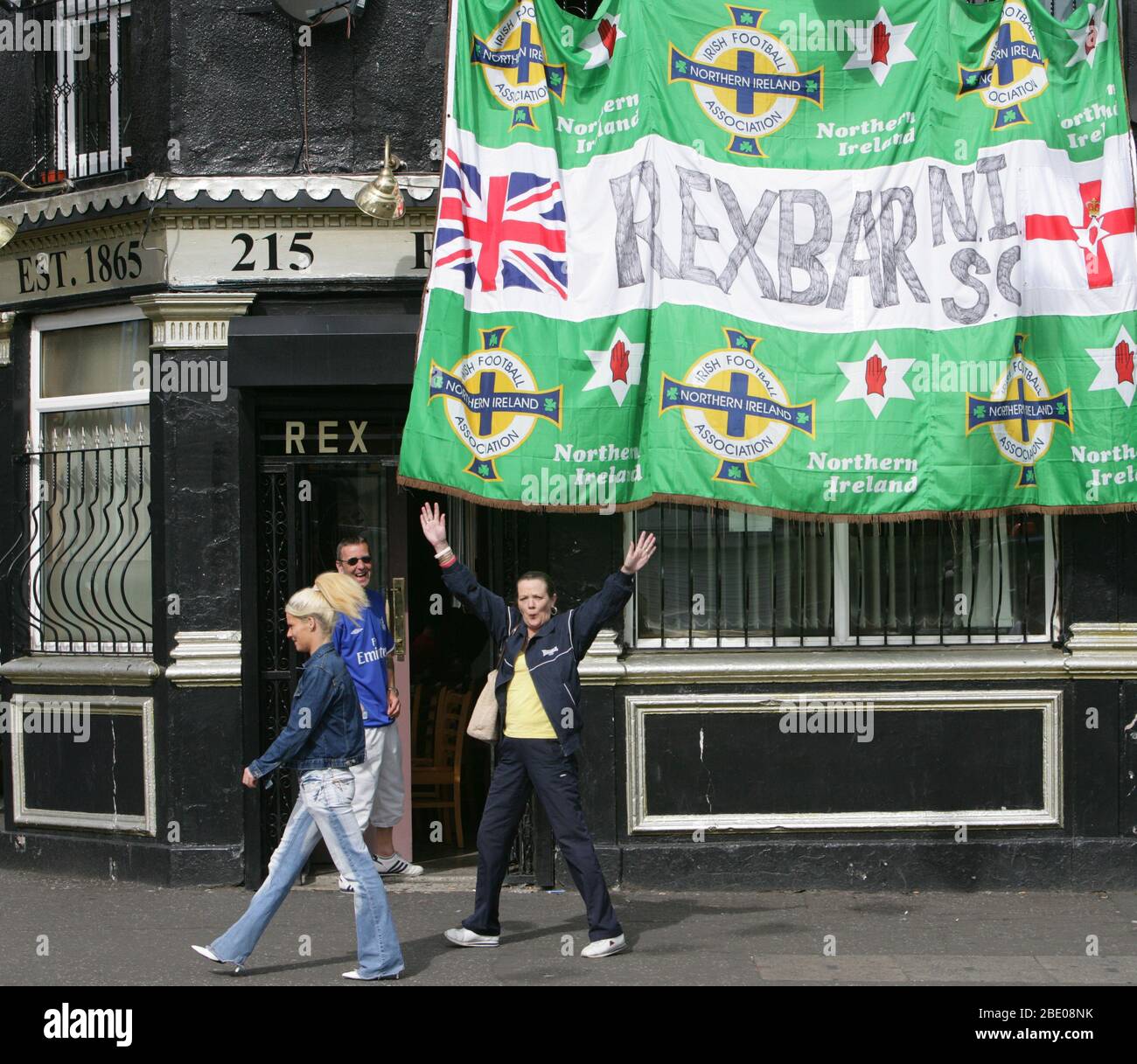 Die Anhänger Nordirlands jubeln, als sie nach dem Sieg Nordirlands gegen England, Belfast, Nordirland, 8. September 2005 an der Rex Bar vorbeigehen. Foto/Paul McErlane Stockfoto