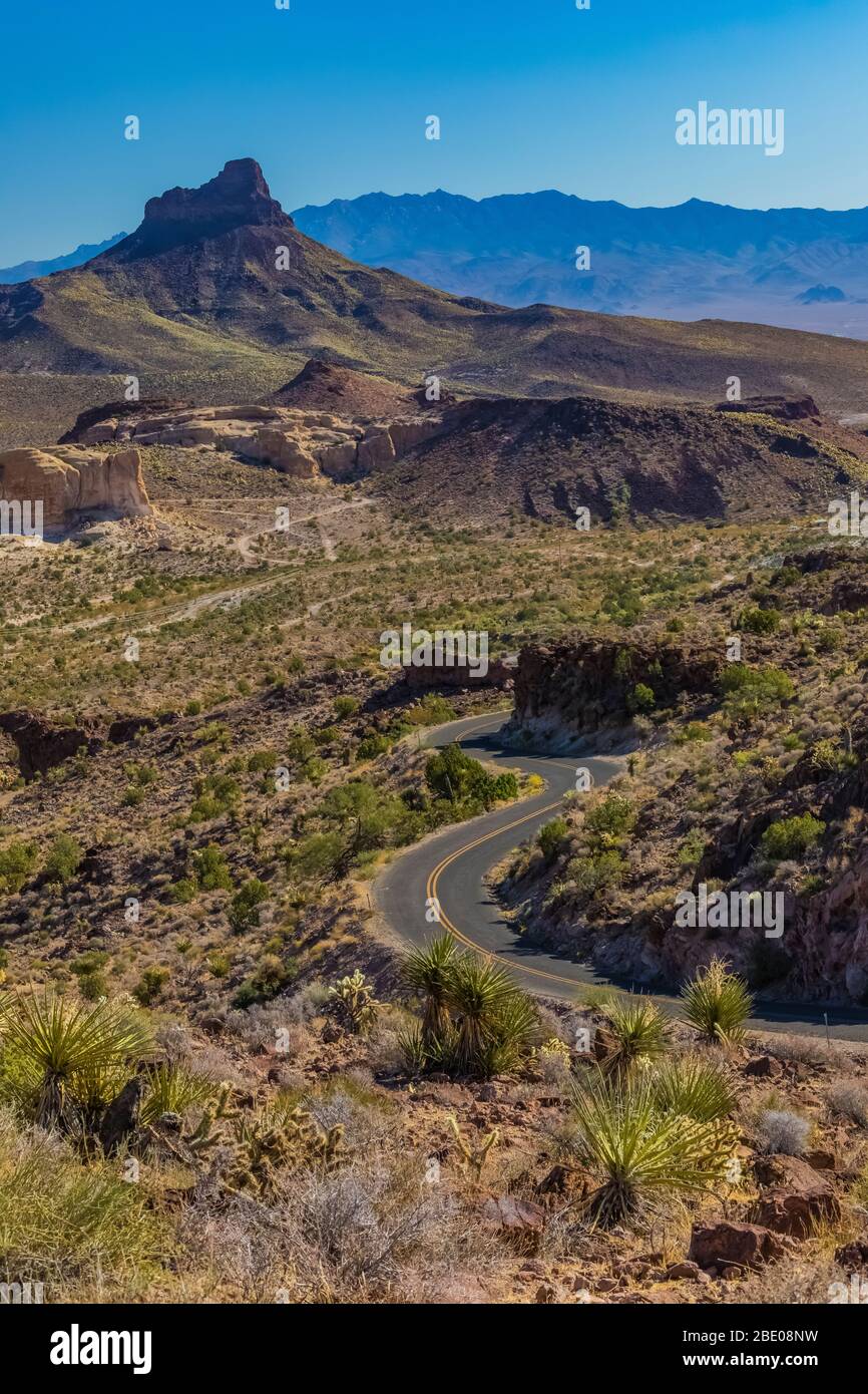 Abfahrt des steilen Gold Hill Grade vom Sitgreaves Pass, mit Thimble Mountain entfernt, entlang der historischen Route 66 in Arizona, USA Stockfoto