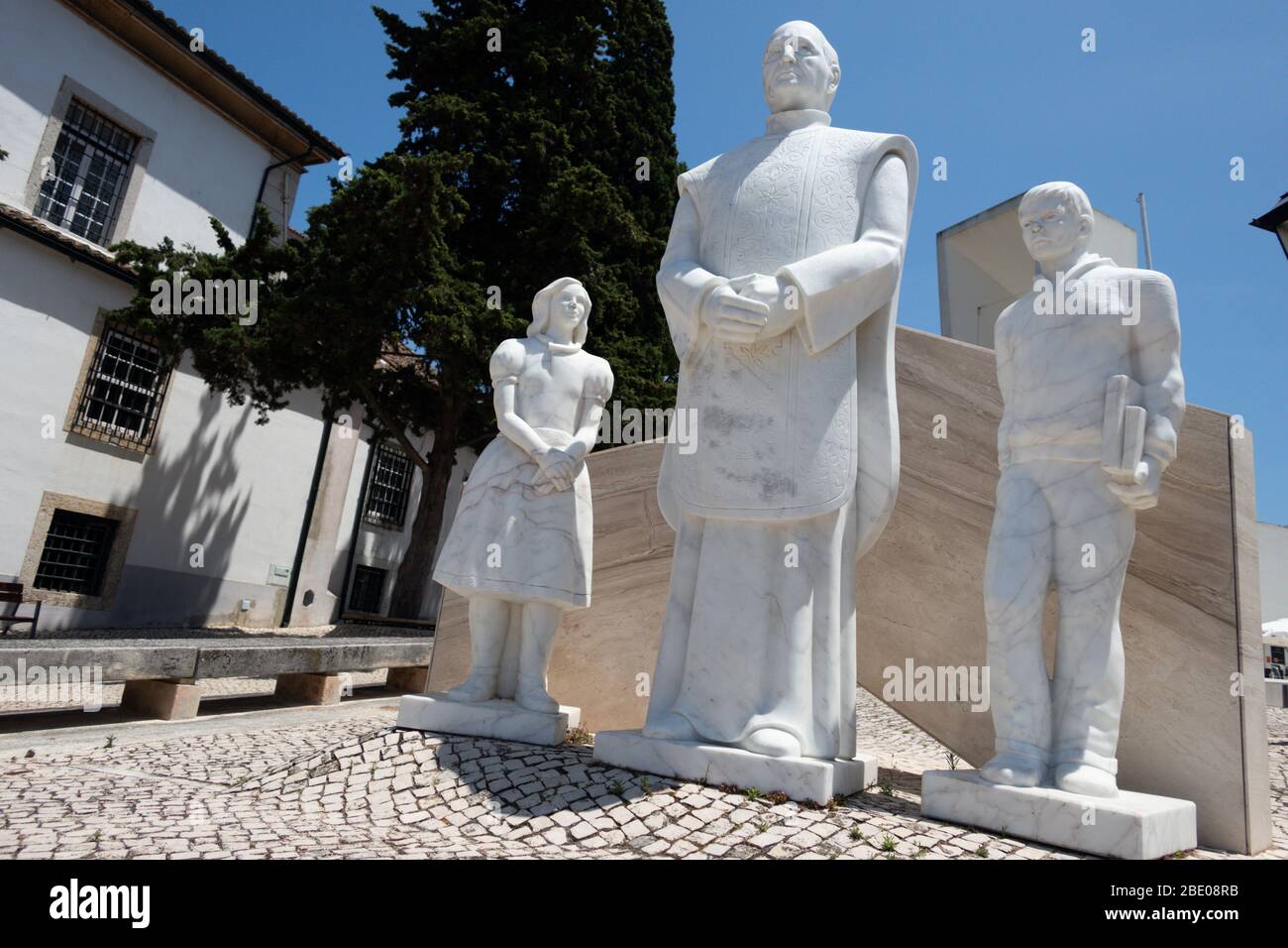 Statuen zur Hommage an Pater Diogo Martins eine Statue des örtlichen Pfarrers ist von Francisco Simoes. Enscripted Homenagem AO Padre Fernando Martins Oeiras Stockfoto