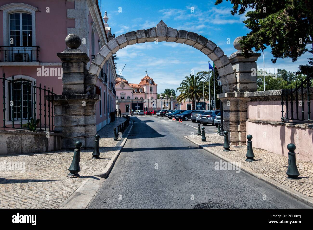 Steinbogen und gepflasterte Straße in Oeiras Portugal Stockfoto