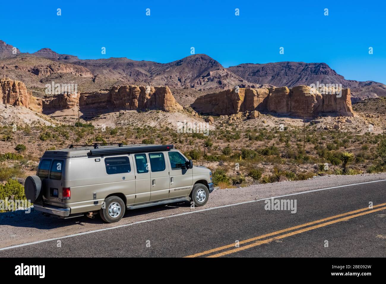 Camper Van entlang Gold Hill Grade in der Nähe von Cool Springs Station entlang der historischen Route 66 in Arizona, USA Stockfoto