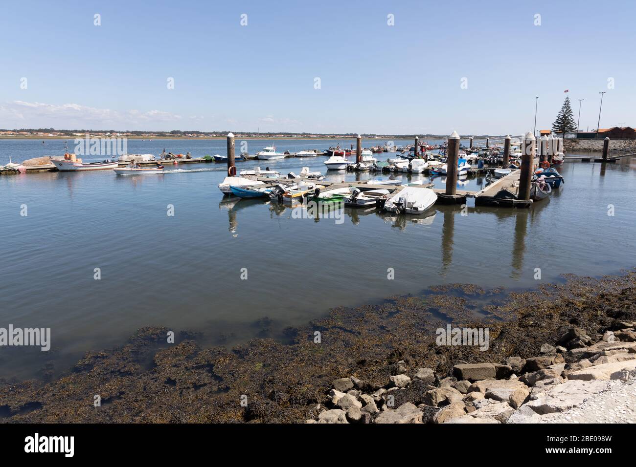 Marina mit Liegebooten an der Lagune Ria de Aveiro an der Costa Nova do Prado ein Stranddorf an der Atlantikküste in der Nähe von Aveiro Portugal. Stockfoto