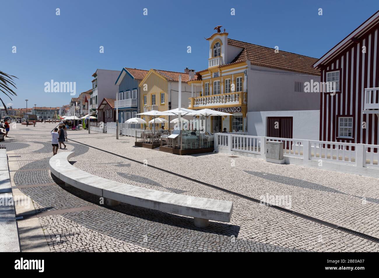 Malerische Promenade und bunt gestreifte Gebäude an der Costa Nova do Prado Ilhavo, einem Stranddorf an der Atlantikküste in der Nähe von Aveiro Portugal Stockfoto