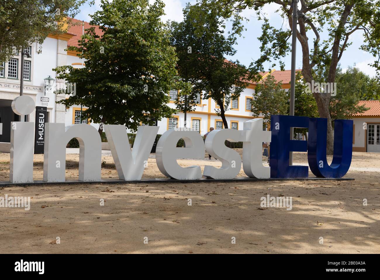 Großes Schild Invest EU vor dem Eingang des Vista Alegre Museums in Ilhavo, Portugal Stockfoto